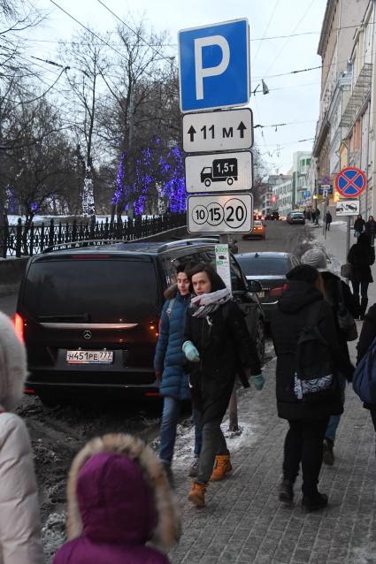 Москва. Зона платной парковки в центре с новым тарифом - 200 рублей в час, принятым со 2 декабря 2016 года.