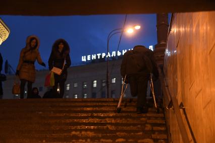 Москва.  Прохожие в подземном переходе.