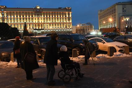 Москва. Прохожие  на Лубянской площади.