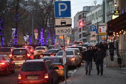 Москва. Зона платной парковки в центре с новым тарифом - 200 рублей в час, принятым со 2 декабря 2016 года.