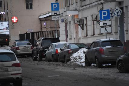 Москва.  Автомобили на платной парковке  в центре города.