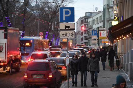 Москва. Зона платной парковки в центре с новым тарифом - 200 рублей в час, принятым со 2 декабря 2016 года.