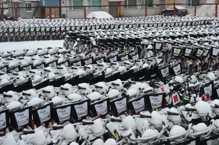 Москва. Склад велосипедов городского проката на Берсеневской набережной.