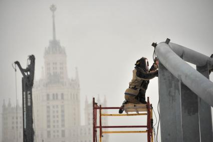 Москва.  Во время монтажа опор парящего моста на территории парка `Зарядье` на месте снесенной гостиницы `Россия`.