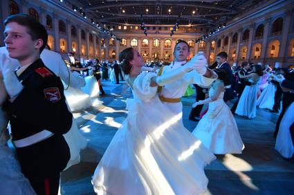 Москва.  Участники Международного Кремлевского кадетского бала в Гостином дворе.