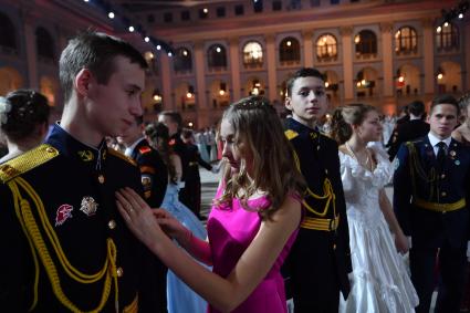 Москва.  Участники Международного Кремлевского кадетского бала в Гостином дворе.