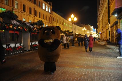 Москва. Ростовая кукла Винни Пух  на Старом Арбате.