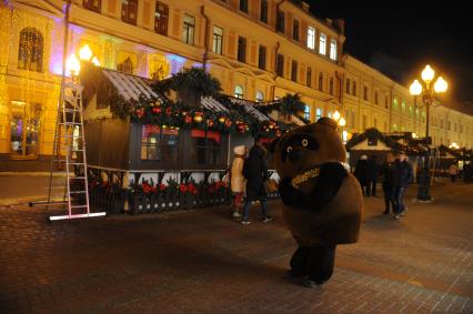 Москва. Ростовая кукла Винни Пух  на Старом Арбате.