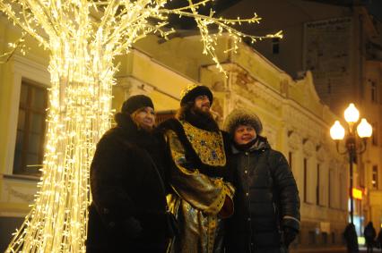 Москва. Женщины рядом с мужчиной в историческом костюме на Старом Арбате.