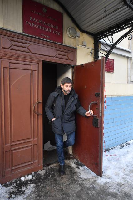 Москва. Актер Валерий Николаев выходит из здания Басманного суда после заседания по иску директора Большого Московского государственного цирка, дрессировщика Эдгарда Запашного.