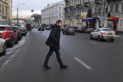 Москва. Актер Валерий Николаев выходит из здания Басманного суда после заседания по иску директора Большого Московского государственного цирка, дрессировщика Эдгарда Запашного.