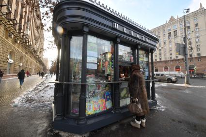 Москва. Покупатели у нового киоска `Печать`   в районе Проспекта мира.