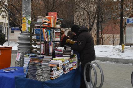 Москва.  Уличная торговля книгами у метро Красные ворота.