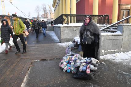 Москва. Уличная торговля у метро Динамо.