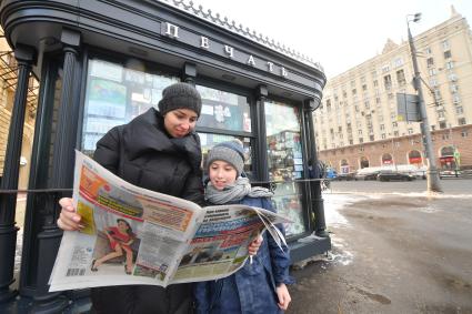 Москва. Покупатели у нового киоска  `Печать`   в районе Проспекта мира.