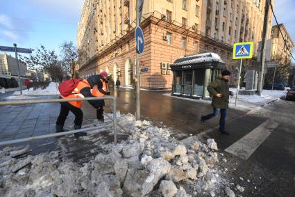 Москва. Дворники убирают снег  на Проспекте мира.