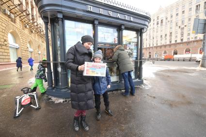 Москва. Покупатели у нового киоска  `Печать`   в районе Проспекта мира.