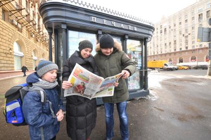 Москва. Корреспондент `Комсомольской правды` Павел Клоков у нового киоска  `Печать`  в районе Проспекта мира.