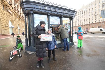 Москва. Покупатели у нового киоска `Печать`  в районе Проспекта мира.