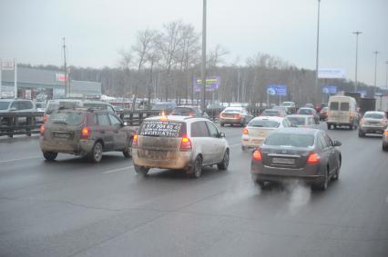 Москва.   Реклама на стекле автомобиля `Лицензия на такси, ездим на выделенке бесплатно`.