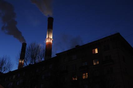 Москва. Дымящие трубы ТЭЦ-12 на Бережковской набережной.