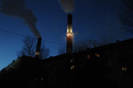 Москва. Дымящие трубы ТЭЦ-12 на Бережковской набережной.