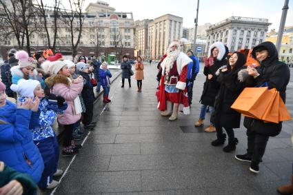 Москва. Дед Мороз  с детьми на  площади Революции.