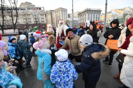 Москва. Дед Мороз  с детьми на  площади Революции.