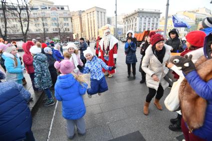 Москва. Дед Мороз с детьми на площади Революции.