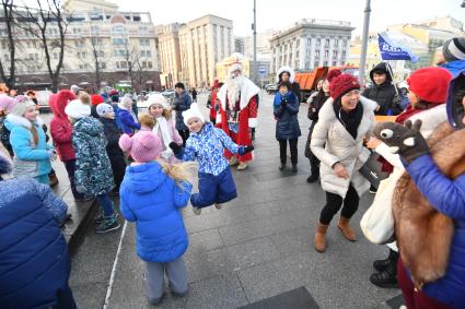 Москва. Дед Мороз  с детьми на  площади Революции.