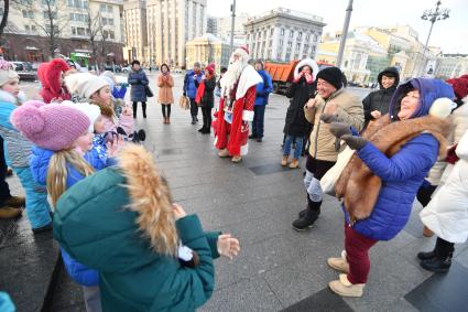 Москва. Дед Мороз  с детьми на  площади Революции.