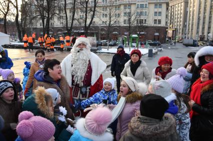 Москва. Дед Мороз  с детьми на  площади Революции.