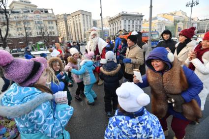 Москва. Дед Мороз  с детьми на  площади Революции.