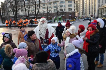 Москва. Дед Мороз  с детьми на  площади Революции.