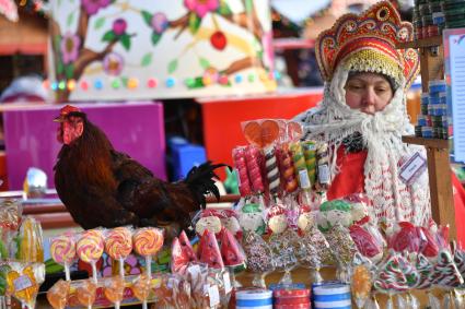 Москва. Новогодняя торговля на улице.