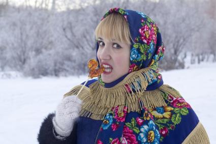 Иркутск. Девушка ест леденец  в форме петушка.