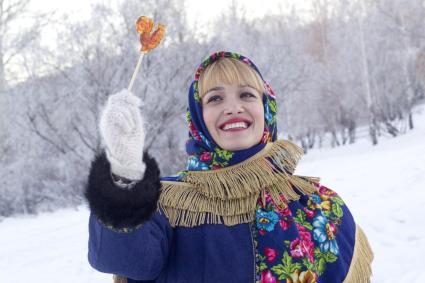 Иркутск. Девушка держит в руке леденец в форме петушка.