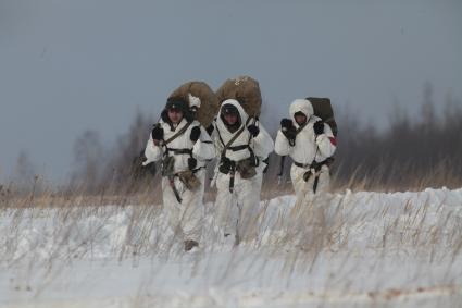 Рязанская область. Военнослужащие 106-й гвардейской Воздушно-десантной Краснознаменной ордена Кутузова дивизии  после приземления.