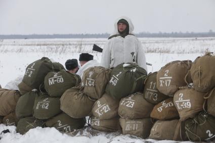 Рязанская область. Военнослужащий 106-й гвардейской Воздушно-десантной Краснознаменной ордена Кутузова дивизии   с убранными парашютами.