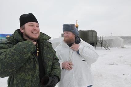 Рязанская область. Священники походной часовня для военнослужащих 106-й гвардейской Воздушно-десантной Краснознаменной ордена Кутузова дивизии.