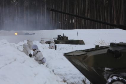 Рязанская область. Военнослужащие 106-й гвардейской Воздушно-десантной Краснознаменной ордена Кутузова дивизии  на учениях. На заднем плане -  БМД-2 (боевая машина десанта).