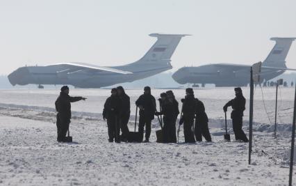 Рязанская область. Военнослужащие 106-й гвардейской Воздушно-десантной Краснознаменной ордена Кутузова дивизии во время уборик снега на аэродроме перед началом учений.