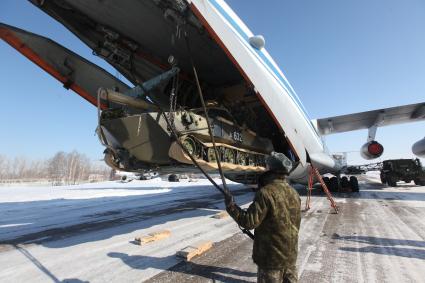 Рязанская область. Загрузка самоходного артиллерийского орудия `НОНА`  в военно-транспортный самолет ИЛ-76 перед началом учений 106-й гвардейской Воздушно-десантной Краснознаменной ордена Кутузова дивизии.