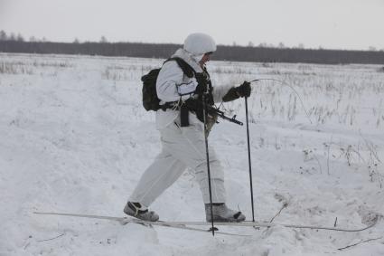 Рязанская область. Военнослужащий 106-й гвардейской Воздушно-десантной Краснознаменной ордена Кутузова дивизии  на учениях. На заднем плане - самоходное артиллерийское орудие `НОНА`.