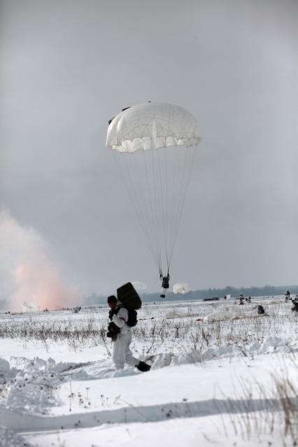 Рязанская область. Десантирование военнослужащих 106-й гвардейской Воздушно-десантной Краснознаменной ордена Кутузова дивизии из военно-транспортного самолета ИЛ-76 на учениях Воздушно-десантных войск