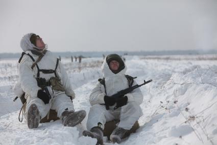 Рязанская область. Военнослужащие 106-й гвардейской Воздушно-десантной Краснознаменной ордена Кутузова дивизии  после приземления.