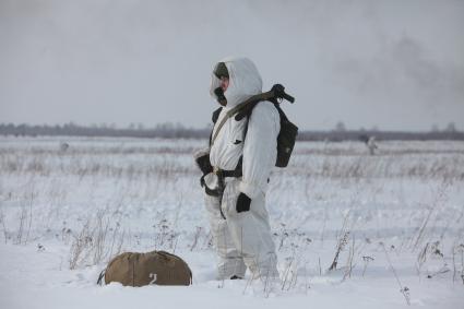 Рязанская область. Военнослужащий 106-й гвардейской Воздушно-десантной Краснознаменной ордена Кутузова дивизии  после приземления.