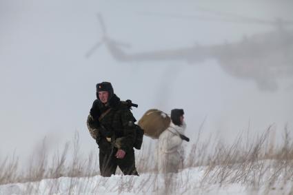 Рязанская область. Военнослужащие 106-й гвардейской Воздушно-десантной Краснознаменной ордена Кутузова дивизии  после приземления.