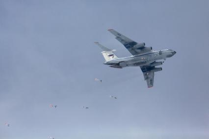 Рязанская область. Десантирование военнослужащих 106-й гвардейской Воздушно-десантной Краснознаменной ордена Кутузова дивизии из военно-транспортного самолета ИЛ-76 на учениях Воздушно-десантных войск