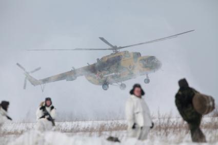 Рязанская область. Военнослужащие 106-й гвардейской Воздушно-десантной Краснознаменной ордена Кутузова дивизии  после приземления. На заднем плане - вертолет Ми-8.